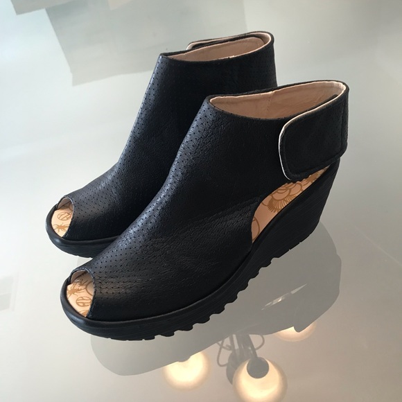 Fly London Shoes - Like NEW!! Fly London Yone sandal